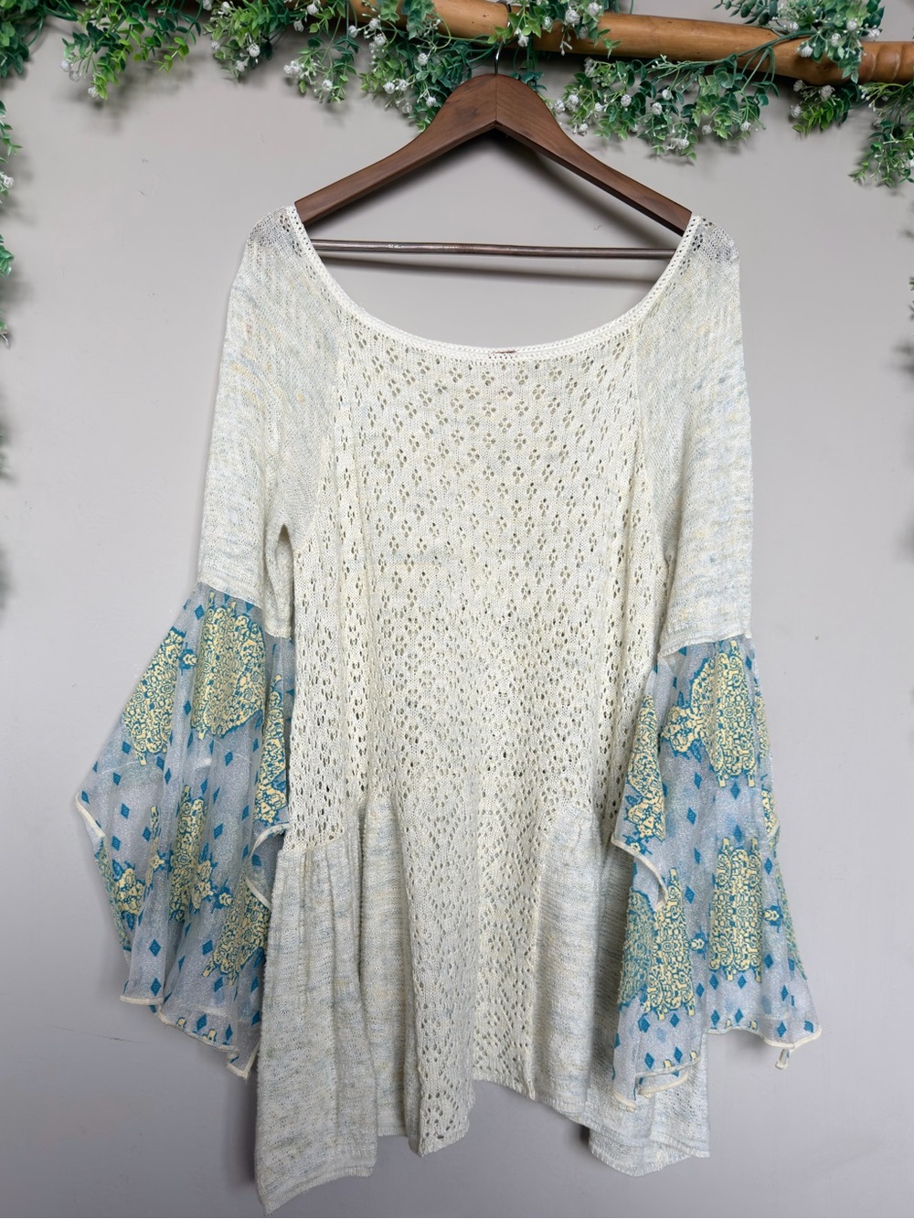 Free People cream knit tunic handkerchief sleeves | size Large